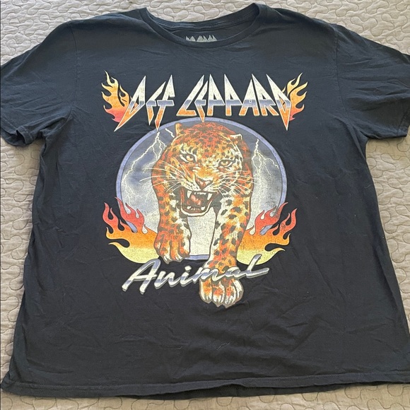 Def Leppard Tops - Def Leppard Animal Black Graphic T-Shirt Women’s Large